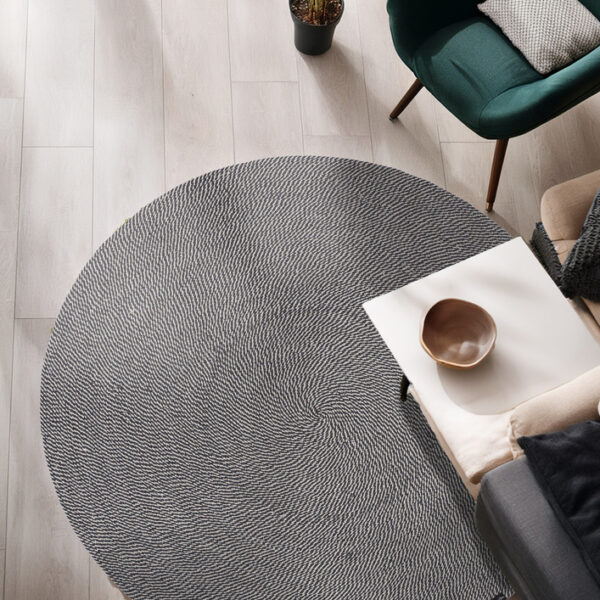 Χαλί κατασκευασμένο από 100% βαμβάκι, ιδανικό για όλες τις εποχές του χρόνου, με μοντέρνο σχεδιασμό από την εταιρεία Guy Laroche Paris. Ταιριάζει σε όλους τους χώρους του σπιτιού, ολοκληρώνοντας την διακόσμηση του σπιτιού σας. Διαστάσεις: 150