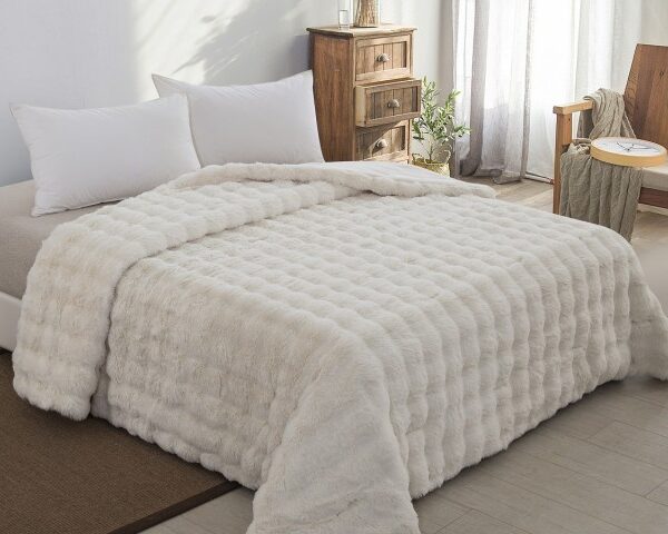 Κουβερτοπάπλωμα Γούνα/Flannel Υπέρδιπλο 220x240 ADAM HOME WHITE Φέρτε την απόλυτη ζεστασιά και καθαρότητα στο υπνοδωμάτιό σας με το υπέρδιπλο κουβερτοπάπλωμα ADAM HOME σε λαμπερό λευκό χρώμα. Ιδανικό για τον χειμώνα, αυτό το πολυτελές κουβερτοπάπλωμα προσφέρει μοναδική απαλότητα και απαράμιλλη ζεστασιά, ενώ ταιριάζει τέλεια με κάθε στυλ διακόσμησης. Χαρακτηριστικά Προϊόντος: Διαστάσεις: Υπέρδιπλο 220x240 εκ. Υλικό Εξωτερικό: Πολυτελής γούνα υψηλής ποιότητας που χαρίζει μια απαλή και κομψή αίσθηση. Υλικό Εσωτερικό: Flannel fleece για ζεστασιά και άνεση που διαρκεί. Χρώμα: Κλασικό και διαχρονικό White, ιδανικό για να προσθέσει φρεσκάδα και φωτεινότητα στο χώρο σας. Εύκολη Συντήρηση: Πλένεται στο πλυντήριο σε χαμηλή θερμοκρασία (30°C), διατηρώντας τη μαλακή υφή και το χρώμα του αναλλοίωτο. Πρακτική Χρήση: Σχεδιασμένο για υπέρδιπλα κρεβάτια, τέλειο για καθημερινή χρήση ή ως πολυτελές δώρο. Γιατί να το Επιλέξετε: Υψηλή ποιότητα κατασκευής για αντοχή και μακροχρόνια χρήση. Ιδανικό για όσους αγαπούν την κομψότητα και την καθαρότητα στον χώρο τους. Εξαιρετική ζεστασιά, ιδανική για τις κρύες νύχτες. Με το κουβερτοπάπλωμα ADAM HOME WHITE, απολαμβάνετε την πολυτέλεια και τη ζεστασιά που σας αξίζει!