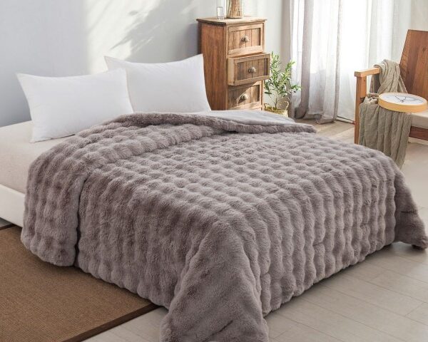 Κουβερτοπάπλωμα Γούνα/Flannel Υπέρδιπλο 220x240 ADAM HOME TAUPE Απολαύστε τη μέγιστη ζεστασιά και άνεση με το υπέρδιπλο κουβερτοπάπλωμα ADAM HOME σε απόχρωση Taupe. Ιδανικό για τις κρύες νύχτες του χειμώνα, αυτό το πολυτελές κουβερτοπάπλωμα συνδυάζει την εξαιρετική απαλότητα της γούνας με τη βελούδινη υφή του flannel. Χαρακτηριστικά Προϊόντος: Διαστάσεις: Υπέρδιπλο 220x240 εκ. Υλικό Εξωτερικό: Υψηλής ποιότητας γούνα από τη μία πλευρά για πολυτελή αίσθηση. Υλικό Εσωτερικό: Flannel fleece για απόλυτη ζεστασιά και απαλή υφή. Χρώμα: Κομψή απόχρωση Taupe που ταιριάζει με κάθε στυλ διακόσμησης. Εύκολη Φροντίδα: Πλένεται στο πλυντήριο στους 30°C, χωρίς να χάνει την υφή ή την απαλότητά του. Ιδανική Χρήση: Κατάλληλο για κρεβάτια υπέρδιπλου μεγέθους, ιδανικό για δώρο ή προσωπική χρήση.