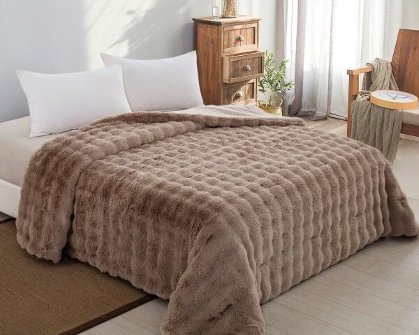 Κουβερτοπάπλωμα Γούνα/Flannel Υπέρδιπλο 220x240 ADAM HOME TAUPE Απολαύστε τη μέγιστη ζεστασιά και άνεση με το υπέρδιπλο κουβερτοπάπλωμα ADAM HOME σε απόχρωση Taupe. Ιδανικό για τις κρύες νύχτες του χειμώνα, αυτό το πολυτελές κουβερτοπάπλωμα συνδυάζει την εξαιρετική απαλότητα της γούνας με τη βελούδινη υφή του flannel. Χαρακτηριστικά Προϊόντος: Διαστάσεις: Υπέρδιπλο 220x240 εκ. Υλικό Εξωτερικό: Υψηλής ποιότητας γούνα από τη μία πλευρά για πολυτελή αίσθηση. Υλικό Εσωτερικό: Flannel fleece για απόλυτη ζεστασιά και απαλή υφή. Χρώμα: Κομψή απόχρωση Taupe που ταιριάζει με κάθε στυλ διακόσμησης. Εύκολη Φροντίδα: Πλένεται στο πλυντήριο στους 30°C, χωρίς να χάνει την υφή ή την απαλότητά του. Ιδανική Χρήση: Κατάλληλο για κρεβάτια υπέρδιπλου μεγέθους, ιδανικό για δώρο ή προσωπική χρήση. Γιατί να το Επιλέξετε: Προσφέρει κορυφαία ζεστασιά και άνεση. Ανθεκτικό στις καθημερινές χρήσεις και πολλαπλές πλύσεις. Εντυπωσιακή εμφάνιση που αναβαθμίζει τη διακόσμηση του υπνοδωματίου σας. Αναβαθμίστε τον ύπνο σας με το κουβερτοπάπλωμα ADAM HOME και νιώστε την πολυτέλεια κάθε στιγμή!